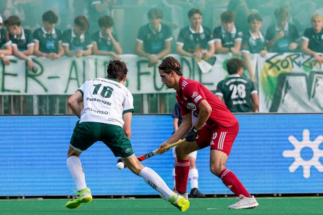 v.li.: Robert Duckscheer (Mülheim, 16), Paul Glander (KTHC, 10), Zweikampf, Spielszene, Duell, duel, tackle, tackling, Dynamik, Action, Aktion, 30.05.2026, Bonn (Deutschland), Hockey, Deutsche Meisterschaft, Halbfinale, Herren, Rot-Weiss Köln - Uhlenhorst Mülheim