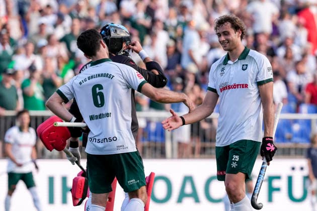 v.li.: Lukas Windfeder (Mülheim, 6), David Harte (Torwart, Mülheim, 1), Moritz Ludwig (Mülheim, 25), Spieler vom HTC Uhlenhorst Mülheim, Jubel nach dem Schlusspfiff, Freude über den Sieg, Sieger, Gewinner, jubelt, jubeln, fröhlich, positiv, freut sich, freuen, optimistisch, Highlight, Action, Aktion, 30.05.2026, Bonn (Deutschland), Hockey, Deutsche Meisterschaft, Halbfinale, Herren, Rot-Weiss Köln - Uhlenhorst Mülheim