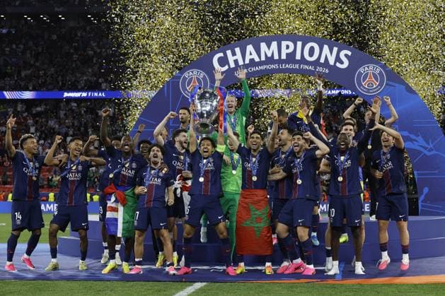 BUDAPEST - Paris Saint-Germain goalkeeper Lucas Chevalier, Ademo Nagalo of PSV Eindhoven, Paris Saint-Germain goalkeeper Bilal Laurendon, Achraf Hakimi of Paris Saint-Germain, Lucas Beraldo of Paris Saint-Germain, Marquinhos of Paris Saint-Germain, Illia Zabarnyi of Paris Saint-Germain, Lucas Hernandez of Paris Saint-Germain, Nuno Mendes of Paris Saint-Germain, Willian Pacho of Paris Saint-Germain, Fabian Ruiz of Paris Saint-Germain, Vitinha of Paris Saint-Germain, Kang-in Lee of Paris Saint-Germain, Senny Mayulu of Paris Saint-Germain, Dro Fernandez of Paris Saint-Germain, Warren Zaire-Emery of Paris Saint-Germain, Joao Neves of Paris Saint-Germain, Khvicha Kvaratskhelia of Paris Saint Germain, Goncalo Ramos of Paris Saint-Germain, Ousmane Dembele of Paris Saint-Germain, Desire Doue of Paris Saint-Germain, Bradley Barcola of Paris Saint-Germain, Quentin Ndjantou of Paris Saint-Germain, Ibrahim Mbaye of Paris Saint-Germain, Paris Saint-Germain manager Luis Enrique with the UEFA Champions League trophy, Coupe des clubs Champions Europeans with the UEFA Champions League trophy, Coupe des clubs Champions Europeens after the UEFA Champions League final between Paris Saint-Germain and Arsenal FC at the Puskas Arà na on May 30, 2026, Budapest, Hungary. MAURICE VAN STEEN ANP UEFA Champions League Final 2026 2025-2026 xVIxANPxSportx xMauricexvanxSteenxIVx 559697104 originalFilename: 559697104.jpg