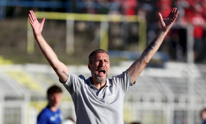 28.05.2026, xfsx, Herren, Fussball, Saison 2025 2026, Aufstiegsspiele zur 3. Liga, Play-Offs: 1. FC Lokomtive Leipzig - FC Wuerzburger Kickers v.li.: Trainer Jochen Seitz (1. FC Lokomotive Leipzig) gibt Anweisungen, gestikuliert, mit den Armen gestikulieren, gives instructions, gesticulate, Einzelbild Leipzig Bruno-Plache-Stadion Sachsen Deutschland