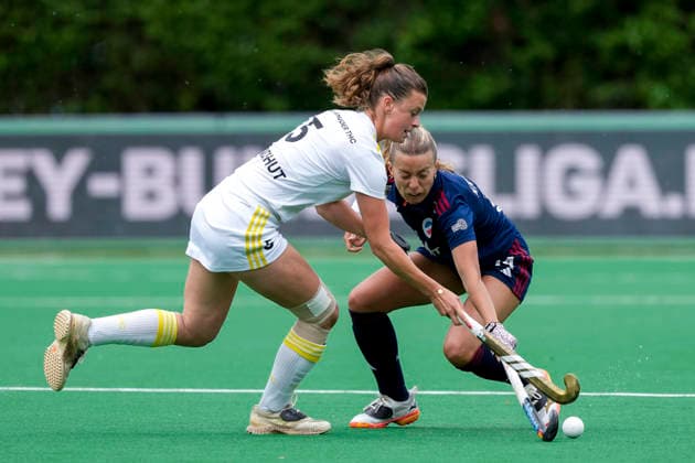 v.li.: Emilia Landshut (HTHC, 5), Aina Lilly Kresken (MHC, 14), Zweikampf, Spielszene, Duell, duel, tackle, tackling, Dynamik, Action, Aktion, 30.05.2026, Bonn (Deutschland), Hockey, Deutsche Meisterschaft, Halbfinale, Damen, Mannheimer HC - Harvestehuder THC