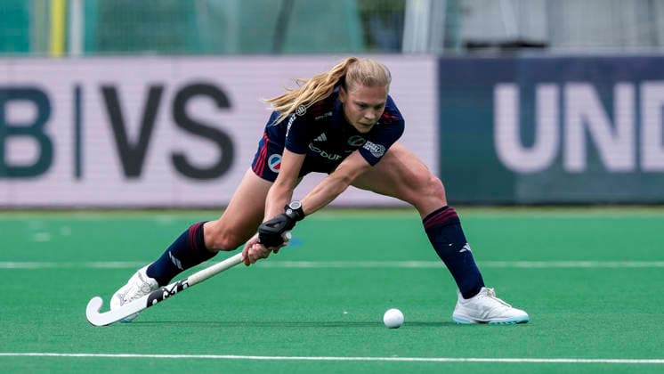Ines Wanner (MHC, 12), am Ball, Freisteller, Ganzkörper, Einzelbild, Einzelfoto, Aktion, Action, 30.05.2026, Bonn (Deutschland), Hockey, Deutsche Meisterschaft, Halbfinale, Damen, Mannheimer HC - Harvestehuder THC