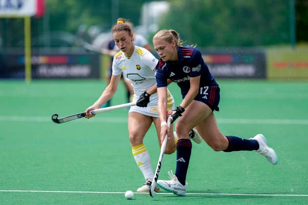 v.li.: Isabel von Gersum (HTHC, 55), Ines Wanner (MHC, 12), Zweikampf, Spielszene, Duell, duel, tackle, tackling, Dynamik, Action, Aktion, 30.05.2026, Bonn (Deutschland), Hockey, Deutsche Meisterschaft, Halbfinale, Damen, Mannheimer HC - Harvestehuder THC