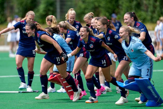 Spielerinnen vom Mannheimer HC (MHC), vorne miut Sonja Zimmermann (MHC, 11) und Aina Lilly Kresken (MHC, 14), Jubel nach dem Schlusspfiff, Freude über den Sieg, Sieger, Gewinner, jubelt, jubeln, fröhlich, positiv, freut sich, freuen, optimistisch, Highlight, Action, Aktion, 30.05.2026, Bonn (Deutschland), Hockey, Deutsche Meisterschaft, Halbfinale, Damen, Mannheimer HC - Harvestehuder THC