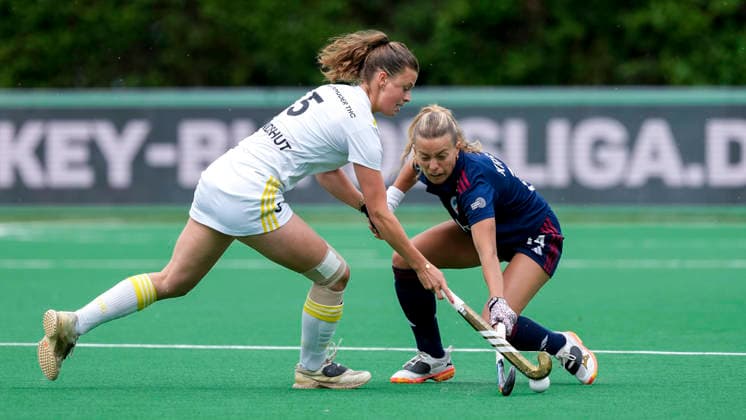 v.li.: Emilia Landshut (HTHC, 5), Aina Lilly Kresken (MHC, 14), Zweikampf, Spielszene, Duell, duel, tackle, tackling, Dynamik, Action, Aktion, 30.05.2026, Bonn (Deutschland), Hockey, Deutsche Meisterschaft, Halbfinale, Damen, Mannheimer HC - Harvestehuder THC