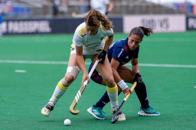 v.li.: Emilia Landshut (HTHC, 5), Lucina von der Heyde (MHC, 2), Zweikampf, Spielszene, Duell, duel, tackle, tackling, Dynamik, Action, Aktion, 30.05.2026, Bonn (Deutschland), Hockey, Deutsche Meisterschaft, Halbfinale, Damen, Mannheimer HC - Harvestehuder THC