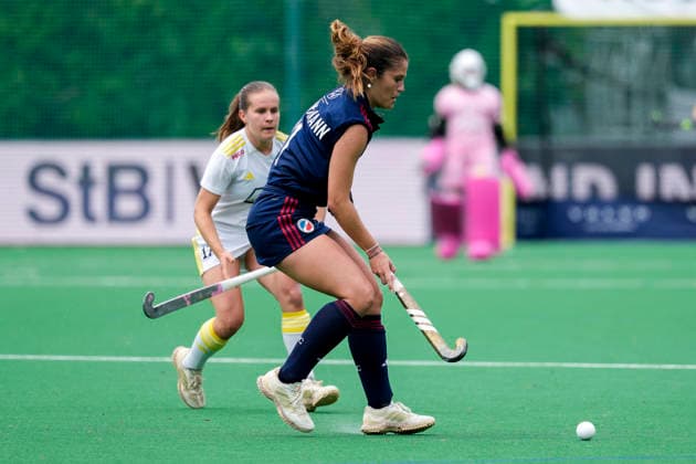 v.li.: Katharina Bauer (HTHC, 17), Sonja Zimmermann (MHC, 11), Zweikampf, Spielszene, Duell, duel, tackle, tackling, Dynamik, Action, Aktion, 30.05.2026, Bonn (Deutschland), Hockey, Deutsche Meisterschaft, Halbfinale, Damen, Mannheimer HC - Harvestehuder THC