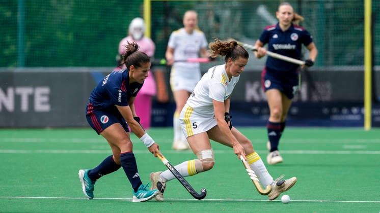 v.li.: Lucina von der Heyde (MHC, 2), Emilia Landshut (HTHC, 5), Zweikampf, Spielszene, Duell, duel, tackle, tackling, Dynamik, Action, Aktion, 30.05.2026, Bonn (Deutschland), Hockey, Deutsche Meisterschaft, Halbfinale, Damen, Mannheimer HC - Harvestehuder THC