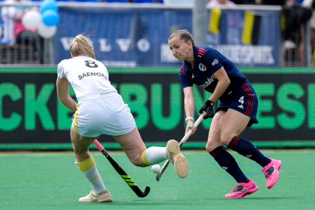 v.li.: Laura Saenger (HTHC, 8), Nadine Fieber (MHC, 4), Zweikampf, Spielszene, Duell, duel, tackle, tackling, Dynamik, Action, Aktion, 30.05.2026, Bonn (Deutschland), Hockey, Deutsche Meisterschaft, Halbfinale, Damen, Mannheimer HC - Harvestehuder THC