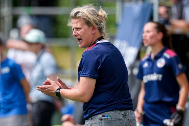 Sofie Gierts (Trainerin, Cheftrainerin, MHC), gibt Anweisungen, gestikuliert, mit den Armen gestikulieren, Einzelbild, Einzelfoto, Aktion, Action, 30.05.2026, Bonn (Deutschland), Hockey, Deutsche Meisterschaft, Halbfinale, Damen, Mannheimer HC - Harvestehuder THC