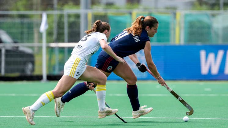 v.li.: Katharina Kiefer (HTHC, 33), Sonja Zimmermann (MHC, 11), Zweikampf, Spielszene, Duell, duel, tackle, tackling, Dynamik, Action, Aktion, 30.05.2026, Bonn (Deutschland), Hockey, Deutsche Meisterschaft, Halbfinale, Damen, Mannheimer HC - Harvestehuder THC