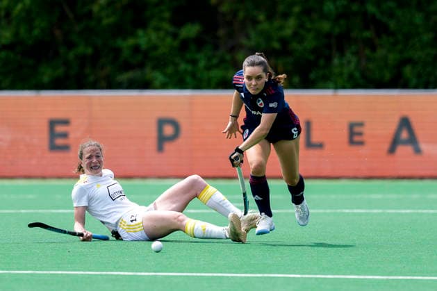 v.li.: Teresa Martin Pelegrina (HTHC, 13), Fiona Felber (MHC, 6), Zweikampf, Spielszene, Duell, duel, tackle, tackling, Dynamik, Action, Aktion, 30.05.2026, Bonn (Deutschland), Hockey, Deutsche Meisterschaft, Halbfinale, Damen, Mannheimer HC - Harvestehuder THC