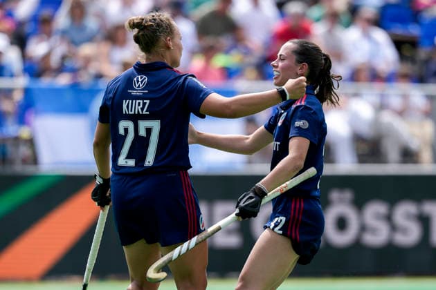 v.li.: Torschütze Stine Kurz (MHC, 27, Kapitänin), Carolin Seidel (MHC, 32), Spielerinnen vom Mannheimer HC (MHC), jubeln über das Tor zum 2:1, Jubel, Torjubel, Torerfolg, celebrate the goal, goal, celebration, jubelt ueber das Tor, Freuen, Freude, freut sich, optimistisch, positiv, Spielszene, Highlight, Action, Aktion, 30.05.2026, Bonn (Deutschland), Hockey, Deutsche Meisterschaft, Halbfinale, Damen, Mannheimer HC - Harvestehuder THC