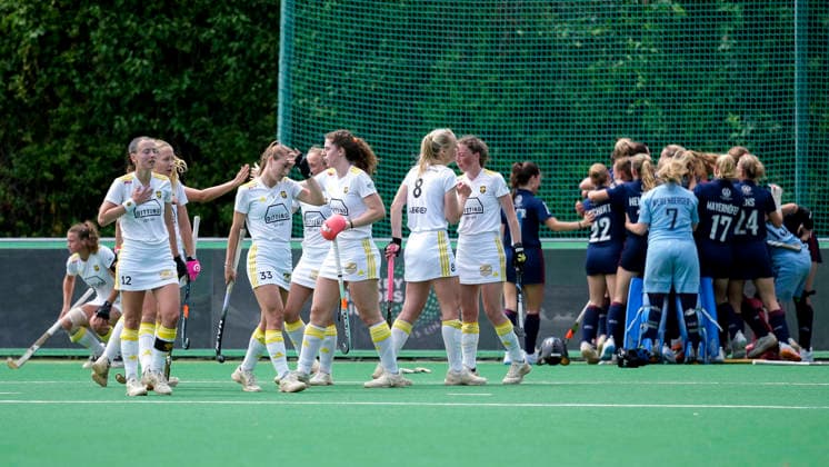 Spielerinnen vom Harvestehuder THC (HTHC), enttäuscht über die Niederlage, Enttäuschung nach dem Schlusspfiff, Highlight, Verlierer, verloren, Frustration, disappointed, pessimistisch, 30.05.2026, Bonn (Deutschland), Hockey, Deutsche Meisterschaft, Halbfinale, Damen, Mannheimer HC - Harvestehuder THC