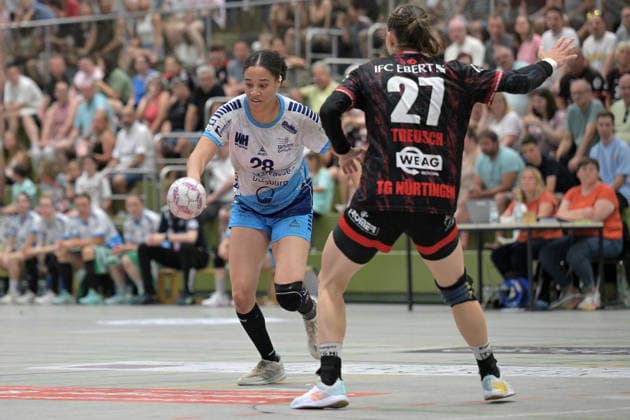 Leonie Udaw (TuS Lintfort, 28) am mit Ball gegen Lenya Treusch (TG Nuertingen, 27) TG Nuertingen vs. TuS Lintfort , Handball, 2.Alsco HBF, 30.Ligaspieltag, Saison 2025 2026, 30.05.2026 TG Nuertingen vs. TuS Lintfort , Handball, 2.Alsco HBF, 30.Ligaspieltag, Saison 2025 2026, 30.05.2026 Nuertingen Copyright: xEibner-Pressefoto TobiasxBaurx EP_TBR