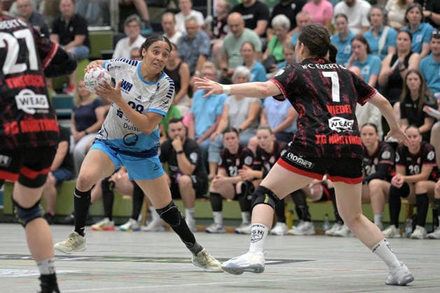 Leonie Udaw (TuS Lintfort, 28) am mit Ball gegen Lisa Wieder (TG Nuertingen, 07) TG Nuertingen vs. TuS Lintfort , Handball, 2.Alsco HBF, 30.Ligaspieltag, Saison 2025 2026, 30.05.2026 TG Nuertingen vs. TuS Lintfort , Handball, 2.Alsco HBF, 30.Ligaspieltag, Saison 2025 2026, 30.05.2026 Nuertingen Copyright: xEibner-Pressefoto TobiasxBaurx EP_TBR