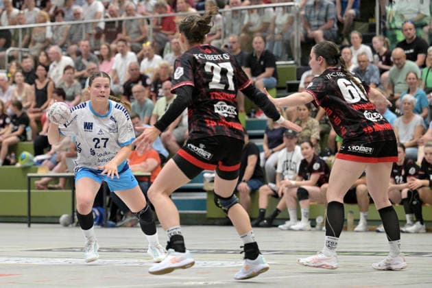 Eva Manthei (TuS Lintfort, 27) am mit Ball gegen Lenya Treusch (TG Nuertingen, 27) und Vivien Natalello (TG Nuertingen, 66) TG Nuertingen vs. TuS Lintfort , Handball, 2.Alsco HBF, 30.Ligaspieltag, Saison 2025 2026, 30.05.2026 TG Nuertingen vs. TuS Lintfort , Handball, 2.Alsco HBF, 30.Ligaspieltag, Saison 2025 2026, 30.05.2026 Nuertingen Copyright: xEibner-Pressefoto TobiasxBaurx EP_TBR