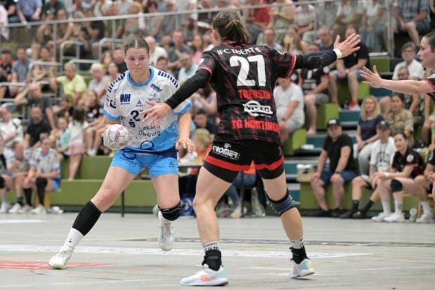Eva Manthei (TuS Lintfort, 27) am mit Ball gegen Lenya Treusch (TG Nuertingen, 27) TG Nuertingen vs. TuS Lintfort , Handball, 2.Alsco HBF, 30.Ligaspieltag, Saison 2025 2026, 30.05.2026 TG Nuertingen vs. TuS Lintfort , Handball, 2.Alsco HBF, 30.Ligaspieltag, Saison 2025 2026, 30.05.2026 Nuertingen Copyright: xEibner-Pressefoto TobiasxBaurx EP_TBR