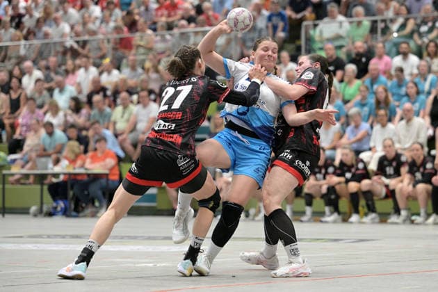 Eva Manthei (TuS Lintfort, 27) am mit Ball gegen Lenya Treusch (TG Nuertingen, 27) und Vivien Natalello (TG Nuertingen, 66) TG Nuertingen vs. TuS Lintfort , Handball, 2.Alsco HBF, 30.Ligaspieltag, Saison 2025 2026, 30.05.2026 TG Nuertingen vs. TuS Lintfort , Handball, 2.Alsco HBF, 30.Ligaspieltag, Saison 2025 2026, 30.05.2026 Nuertingen Copyright: xEibner-Pressefoto TobiasxBaurx EP_TBR