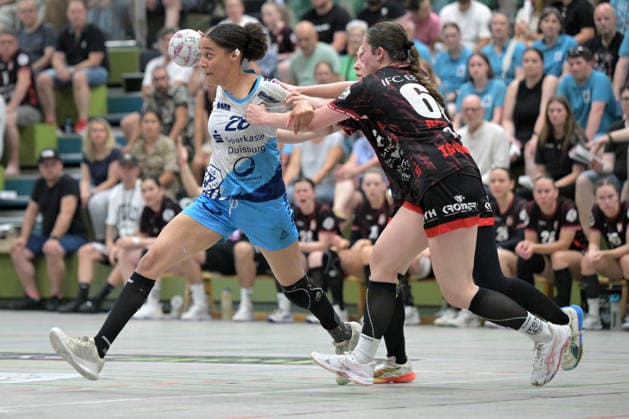 Leonie Udaw (TuS Lintfort, 28) am mit Ball gegen Vivien Natalello (TG Nuertingen, 66) TG Nuertingen vs. TuS Lintfort , Handball, 2.Alsco HBF, 30.Ligaspieltag, Saison 2025 2026, 30.05.2026 TG Nuertingen vs. TuS Lintfort , Handball, 2.Alsco HBF, 30.Ligaspieltag, Saison 2025 2026, 30.05.2026 Nuertingen Copyright: xEibner-Pressefoto TobiasxBaurx EP_TBR