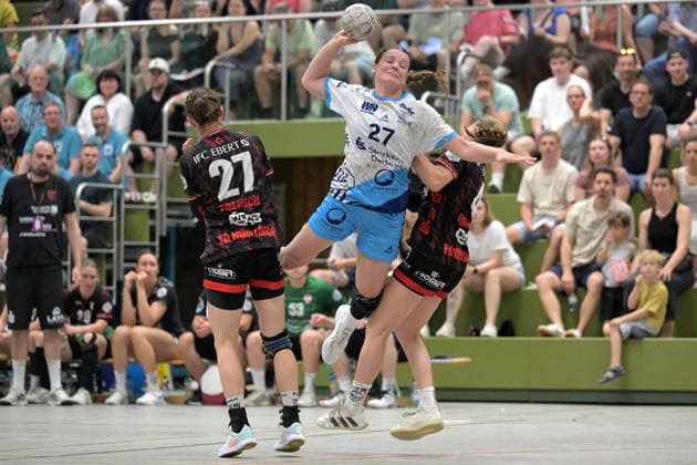 Eva Manthei (TuS Lintfort, 27) beim Wurf Tor gegen Lenya Treusch (TG Nuertingen, 27) und Nina Fischer (TG Nuertingen, 04) TG Nuertingen vs. TuS Lintfort , Handball, 2.Alsco HBF, 30.Ligaspieltag, Saison 2025 2026, 30.05.2026 TG Nuertingen vs. TuS Lintfort , Handball, 2.Alsco HBF, 30.Ligaspieltag, Saison 2025 2026, 30.05.2026 Nuertingen Copyright: xEibner-Pressefoto TobiasxBaurx EP_TBR