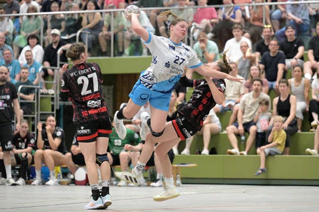 Eva Manthei (TuS Lintfort, 27) beim Wurf Tor gegen Lenya Treusch (TG Nuertingen, 27) und Nina Fischer (TG Nuertingen, 04) TG Nuertingen vs. TuS Lintfort , Handball, 2.Alsco HBF, 30.Ligaspieltag, Saison 2025 2026, 30.05.2026 TG Nuertingen vs. TuS Lintfort , Handball, 2.Alsco HBF, 30.Ligaspieltag, Saison 2025 2026, 30.05.2026 Nuertingen Copyright: xEibner-Pressefoto TobiasxBaurx EP_TBR