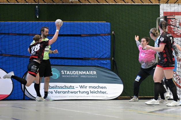 Neele Brandt (TuS Lintfort, 41) im Tor gegen Julia Symanzik (TG Nuertingen, 28) beim Wurf Tor TG Nuertingen vs. TuS Lintfort , Handball, 2.Alsco HBF, 30.Ligaspieltag, Saison 2025 2026, 30.05.2026 TG Nuertingen vs. TuS Lintfort , Handball, 2.Alsco HBF, 30.Ligaspieltag, Saison 2025 2026, 30.05.2026 Nuertingen Copyright: xEibner-Pressefoto TobiasxBaurx EP_TBR