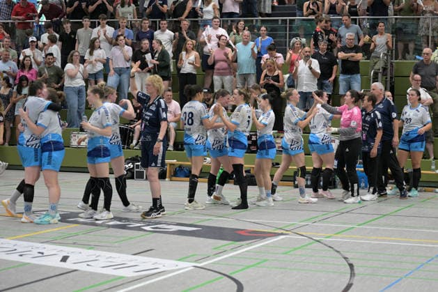 enttaeuscht enttaeuschung bei den Spielerinnen aus Lintfort nach der 37:27 Niederlage bei der TG Nuertingen TG Nuertingen vs. TuS Lintfort , Handball, 2.Alsco HBF, 30.Ligaspieltag, Saison 2025 2026, 30.05.2026 TG Nuertingen vs. TuS Lintfort , Handball, 2.Alsco HBF, 30.Ligaspieltag, Saison 2025 2026, 30.05.2026 Nuertingen Copyright: xEibner-Pressefoto TobiasxBaurx EP_TBR