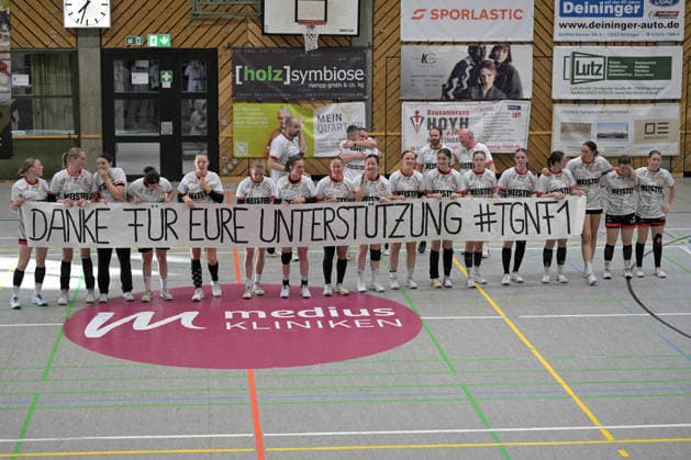 die TG Nuertingen bedankt sich beide den Fans TG Nuertingen vs. TuS Lintfort , Handball, 2.Alsco HBF, 30.Ligaspieltag, Saison 2025 2026, 30.05.2026 TG Nuertingen vs. TuS Lintfort , Handball, 2.Alsco HBF, 30.Ligaspieltag, Saison 2025 2026, 30.05.2026 Nuertingen Copyright: xEibner-Pressefoto TobiasxBaurx EP_TBR