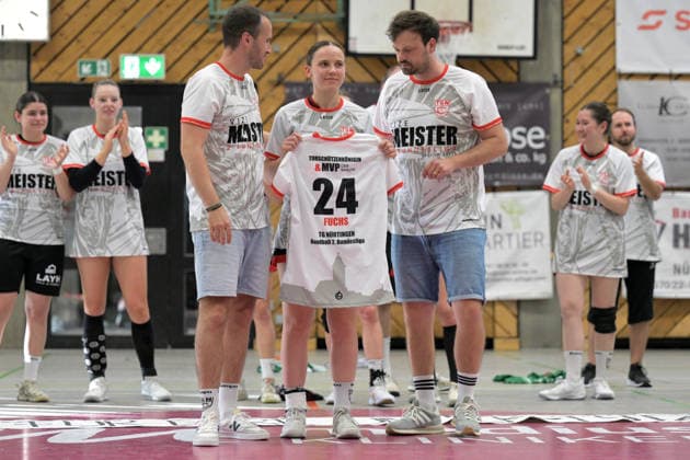 Most Valuable Player (MVP) und Bester Torschuetzein der 2.Alsco Bundesliga mi. Lisa Fuchs (TG Nuertingen, 24) li. Gunnar Fischer (Abteilungsleiter TG Nuertingen) re. Philipp Henzier (Sportlicher Leiter TG Nuertingen) TG Nuertingen vs. TuS Lintfort , Handball, 2.Alsco HBF, 30.Ligaspieltag, Saison 2025 2026, 30.05.2026 TG Nuertingen vs. TuS Lintfort , Handball, 2.Alsco HBF, 30.Ligaspieltag, Saison 2025 2026, 30.05.2026 Nuertingen Copyright: xEibner-Pressefoto TobiasxBaurx EP_TBR