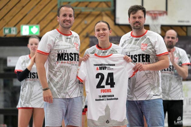 Most Valuable Player (MVP) und Bester Torschuetzein der 2.Alsco Bundesliga mi. Lisa Fuchs (TG Nuertingen, 24) li. Gunnar Fischer (Abteilungsleiter TG Nuertingen) re. Philipp Henzier (Sportlicher Leiter TG Nuertingen) TG Nuertingen vs. TuS Lintfort , Handball, 2.Alsco HBF, 30.Ligaspieltag, Saison 2025 2026, 30.05.2026 TG Nuertingen vs. TuS Lintfort , Handball, 2.Alsco HBF, 30.Ligaspieltag, Saison 2025 2026, 30.05.2026 Nuertingen Copyright: xEibner-Pressefoto TobiasxBaurx EP_TBR