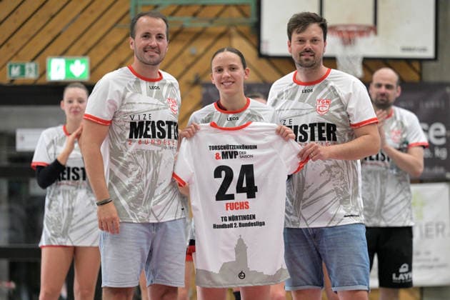 Most Valuable Player (MVP) und Bester Torschuetzein der 2.Alsco Bundesliga mi. Lisa Fuchs (TG Nuertingen, 24) li. Gunnar Fischer (Abteilungsleiter TG Nuertingen) re. Philipp Henzier (Sportlicher Leiter TG Nuertingen) TG Nuertingen vs. TuS Lintfort , Handball, 2.Alsco HBF, 30.Ligaspieltag, Saison 2025 2026, 30.05.2026 TG Nuertingen vs. TuS Lintfort , Handball, 2.Alsco HBF, 30.Ligaspieltag, Saison 2025 2026, 30.05.2026 Nuertingen Copyright: xEibner-Pressefoto TobiasxBaurx EP_TBR