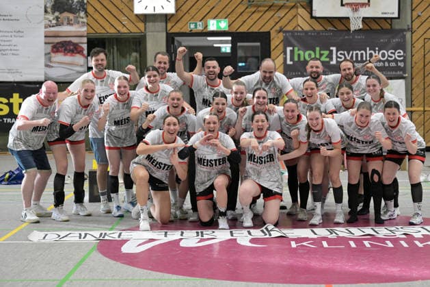 Siegerfoto Gemeinsames Bild nach Spielende und dem 37:27 Heimsieg der TG Nuertingen TG Nuertingen vs. TuS Lintfort , Handball, 2.Alsco HBF, 30.Ligaspieltag, Saison 2025 2026, 30.05.2026 TG Nuertingen vs. TuS Lintfort , Handball, 2.Alsco HBF, 30.Ligaspieltag, Saison 2025 2026, 30.05.2026 Nuertingen Copyright: xEibner-Pressefoto TobiasxBaurx EP_TBR