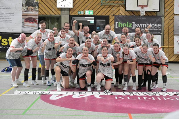 Siegerfoto Gemeinsames Bild nach Spielende und dem 37:27 Heimsieg der TG Nuertingen TG Nuertingen vs. TuS Lintfort , Handball, 2.Alsco HBF, 30.Ligaspieltag, Saison 2025 2026, 30.05.2026 TG Nuertingen vs. TuS Lintfort , Handball, 2.Alsco HBF, 30.Ligaspieltag, Saison 2025 2026, 30.05.2026 Nuertingen Copyright: xEibner-Pressefoto TobiasxBaurx EP_TBR