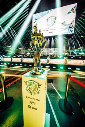 30.05.2026, xkkux, E-Sports, FORTNITE MAJOR 1 SUMMIT, Saison 2025 2026, PSD Bank Dome Düsseldorf: Das erste LAN-Turnier der FNCS-Saison. 50 Duos treten gegeneinander an, um den Preispool sowie die Qualifikation für die Global Championship 2026 zu gewinnen Die Duos verteilen sich wie folgt: 20 EU, 13 NAC, 3 NAW, 5 Brasilien, 3 Asien, 3 Ozeanien und 3 Naher Osten. Die fünf bestplatzierten Teams qualifizieren sich automatisch für die Global Championship 2026. Pokal Trophy im Detail Nordrhein-Westfahlen Deutschland