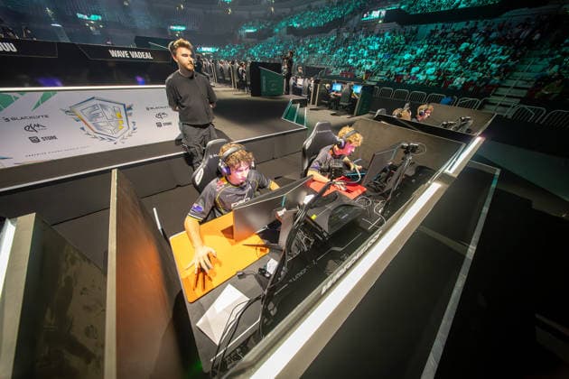 30.05.2026, xkkux, E-Sports, FORTNITE MAJOR 1 SUMMIT, Saison 2025 2026, PSD Bank Dome Düsseldorf: Das erste LAN-Turnier der FNCS-Saison. 50 Duos treten gegeneinander an, um den Preispool sowie die Qualifikation für die Global Championship 2026 zu gewinnen Die Duos verteilen sich wie folgt: 20 EU, 13 NAC, 3 NAW, 5 Brasilien, 3 Asien, 3 Ozeanien und 3 Naher Osten. Die fünf bestplatzierten Teams qualifizieren sich automatisch für die Global Championship 2026. die australischen Fortnite-Profis Wreckless und Alex (Alex Richmond), die beide für das Team PWR antreten Nordrhein-Westfahlen Deutschland
