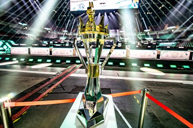 30.05.2026, xkkux, E-Sports, FORTNITE MAJOR 1 SUMMIT, Saison 2025 2026, PSD Bank Dome Düsseldorf: Das erste LAN-Turnier der FNCS-Saison. 50 Duos treten gegeneinander an, um den Preispool sowie die Qualifikation für die Global Championship 2026 zu gewinnen Die Duos verteilen sich wie folgt: 20 EU, 13 NAC, 3 NAW, 5 Brasilien, 3 Asien, 3 Ozeanien und 3 Naher Osten. Die fünf bestplatzierten Teams qualifizieren sich automatisch für die Global Championship 2026. Pokal Trophy im Detail Nordrhein-Westfahlen Deutschland