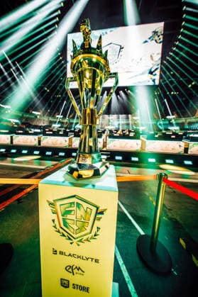 30.05.2026, xkkux, E-Sports, FORTNITE MAJOR 1 SUMMIT, Saison 2025 2026, PSD Bank Dome Düsseldorf: Das erste LAN-Turnier der FNCS-Saison. 50 Duos treten gegeneinander an, um den Preispool sowie die Qualifikation für die Global Championship 2026 zu gewinnen Die Duos verteilen sich wie folgt: 20 EU, 13 NAC, 3 NAW, 5 Brasilien, 3 Asien, 3 Ozeanien und 3 Naher Osten. Die fünf bestplatzierten Teams qualifizieren sich automatisch für die Global Championship 2026. Pokal Trophy im Detail Nordrhein-Westfahlen Deutschland