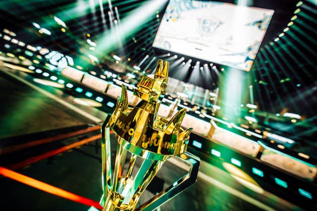 30.05.2026, xkkux, E-Sports, FORTNITE MAJOR 1 SUMMIT, Saison 2025 2026, PSD Bank Dome Düsseldorf: Das erste LAN-Turnier der FNCS-Saison. 50 Duos treten gegeneinander an, um den Preispool sowie die Qualifikation für die Global Championship 2026 zu gewinnen Die Duos verteilen sich wie folgt: 20 EU, 13 NAC, 3 NAW, 5 Brasilien, 3 Asien, 3 Ozeanien und 3 Naher Osten. Die fünf bestplatzierten Teams qualifizieren sich automatisch für die Global Championship 2026. Pokal Trophy im Detail Nordrhein-Westfahlen Deutschland