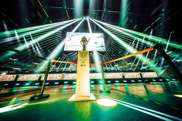 30.05.2026, xkkux, E-Sports, FORTNITE MAJOR 1 SUMMIT, Saison 2025 2026, PSD Bank Dome Düsseldorf: Das erste LAN-Turnier der FNCS-Saison. 50 Duos treten gegeneinander an, um den Preispool sowie die Qualifikation für die Global Championship 2026 zu gewinnen Die Duos verteilen sich wie folgt: 20 EU, 13 NAC, 3 NAW, 5 Brasilien, 3 Asien, 3 Ozeanien und 3 Naher Osten. Die fünf bestplatzierten Teams qualifizieren sich automatisch für die Global Championship 2026. Pokal Trophy im Detail Nordrhein-Westfahlen Deutschland