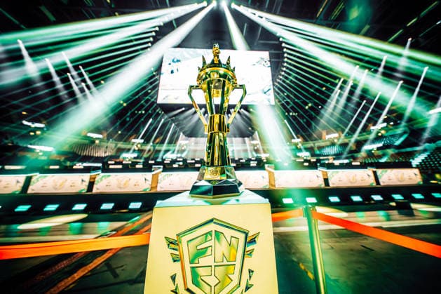 30.05.2026, xkkux, E-Sports, FORTNITE MAJOR 1 SUMMIT, Saison 2025 2026, PSD Bank Dome Düsseldorf: Das erste LAN-Turnier der FNCS-Saison. 50 Duos treten gegeneinander an, um den Preispool sowie die Qualifikation für die Global Championship 2026 zu gewinnen Die Duos verteilen sich wie folgt: 20 EU, 13 NAC, 3 NAW, 5 Brasilien, 3 Asien, 3 Ozeanien und 3 Naher Osten. Die fünf bestplatzierten Teams qualifizieren sich automatisch für die Global Championship 2026. Pokal Trophy im Detail Nordrhein-Westfahlen Deutschland