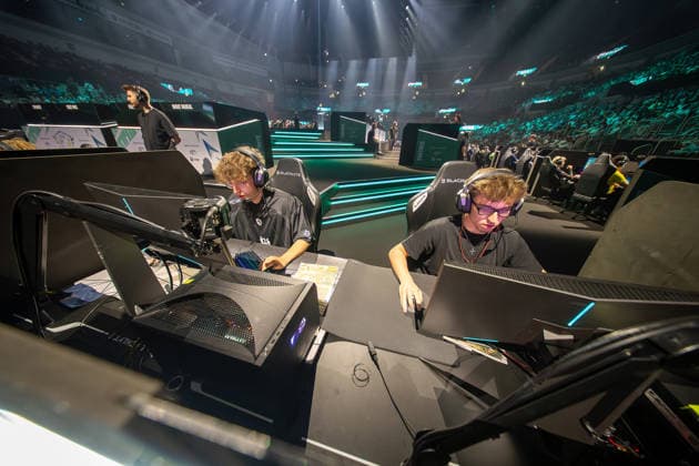 30.05.2026, xkkux, E-Sports, FORTNITE MAJOR 1 SUMMIT, Saison 2025 2026, PSD Bank Dome Düsseldorf: Das erste LAN-Turnier der FNCS-Saison. 50 Duos treten gegeneinander an, um den Preispool sowie die Qualifikation für die Global Championship 2026 zu gewinnen Die Duos verteilen sich wie folgt: 20 EU, 13 NAC, 3 NAW, 5 Brasilien, 3 Asien, 3 Ozeanien und 3 Naher Osten. Die fünf bestplatzierten Teams qualifizieren sich automatisch für die Global Championship 2026. CGN JannisZ (janniszfn) Fortnite Pro for cgnesports neben Lukas Cheatiin Luhn Nordrhein-Westfahlen Deutschland