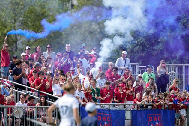 Die Fans vom Düsseldorfer HC (DHC) zünden in der Fankurve Pyrotechnik, Stimmung im Stadion, Atmosphäre, Pyro, Pyros, Ultras, Zuschauer, Fanblock, Chaoten, Bengalo, Bengalos, Feuerwerk, flare, 31.05.2026, Bonn (Deutschland), Hockey, Deutsche Meisterschaft, Finale, Damen, Mannheimer HC - Düsseldorfer HC