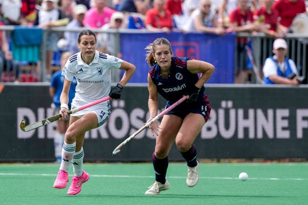 v.li.: Selin Oruz (DHC, 14, Kapitänin), Sonja Zimmermann (MHC, 11), Zweikampf, Spielszene, Duell, duel, tackle, tackling, Dynamik, Action, Aktion, 31.05.2026, Bonn (Deutschland), Hockey, Deutsche Meisterschaft, Finale, Damen, Mannheimer HC - Düsseldorfer HC