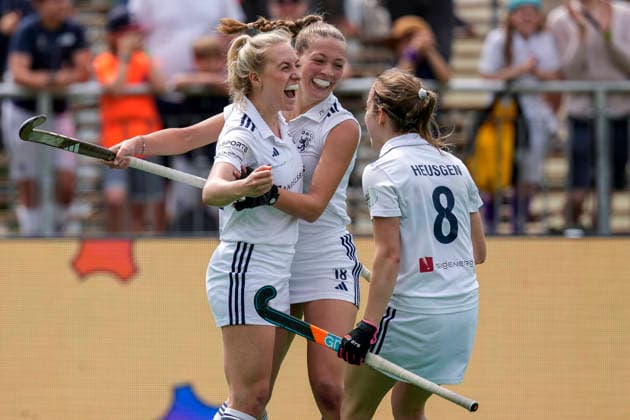 v.li.: Torschützin Sara Strauss (DHC, 11), Sophia Schwabe (DHC, 18), Friederike Heusgen (DHC, 8), Spielerinnen vom Düsseldorfer HC (DHC), jubeln über das Tor zum 0:1, Jubel, Torjubel, Torerfolg, celebrate the goal, goal, celebration, jubelt ueber das Tor, Freuen, Freude, freut sich, optimistisch, positiv, Spielszene, Highlight, Action, Aktion, 31.05.2026, Bonn (Deutschland), Hockey, Deutsche Meisterschaft, Finale, Damen, Mannheimer HC - Düsseldorfer HC