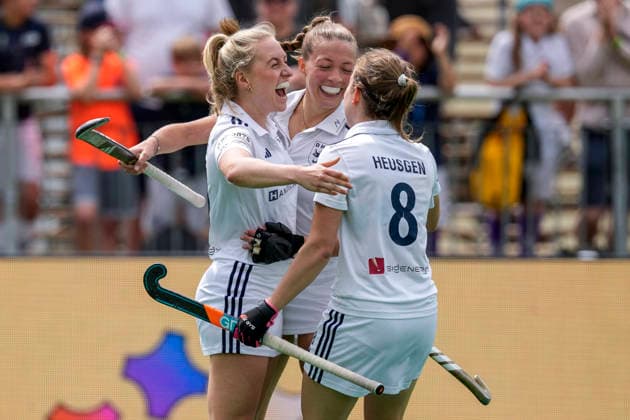 v.li.: Torschützin Sara Strauss (DHC, 11), Sophia Schwabe (DHC, 18), Friederike Heusgen (DHC, 8), Spielerinnen vom Düsseldorfer HC (DHC), jubeln über das Tor zum 0:1, Jubel, Torjubel, Torerfolg, celebrate the goal, goal, celebration, jubelt ueber das Tor, Freuen, Freude, freut sich, optimistisch, positiv, Spielszene, Highlight, Action, Aktion, 31.05.2026, Bonn (Deutschland), Hockey, Deutsche Meisterschaft, Finale, Damen, Mannheimer HC - Düsseldorfer HC