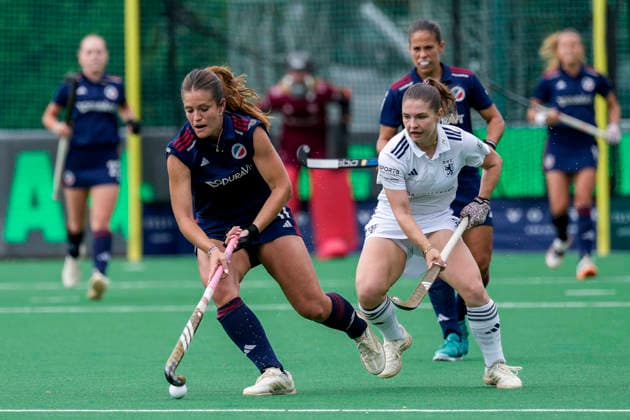 v.li.: Sonja Zimmermann (MHC, 11), Marie Hahn (DHC, 2), Zweikampf, Spielszene, Duell, duel, tackle, tackling, Dynamik, Action, Aktion, 31.05.2026, Bonn (Deutschland), Hockey, Deutsche Meisterschaft, Finale, Damen, Mannheimer HC - Düsseldorfer HC