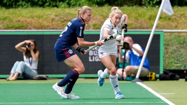 v.li.: Ines Wanner (MHC, 12), Sara Strauss (DHC, 11), Zweikampf, Spielszene, Duell, duel, tackle, tackling, Dynamik, Action, Aktion, 31.05.2026, Bonn (Deutschland), Hockey, Deutsche Meisterschaft, Finale, Damen, Mannheimer HC - Düsseldorfer HC