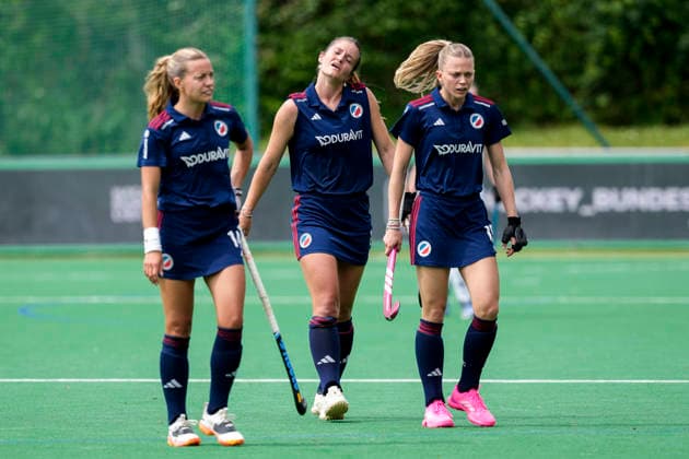v.li.: Aina Lilly Kresken (MHC, 14), Sonja Zimmermann (MHC, 11), Verena Neumann (MHC, 19), Spielerinnen vom Mannheimer HC (MHC), enttäuscht schauend, Enttäuschung, Frustration, disappointed, pessimistisch, Aktion, Action, Spielszene, 31.05.2026, Bonn (Deutschland), Hockey, Deutsche Meisterschaft, Finale, Damen, Mannheimer HC - Düsseldorfer HC