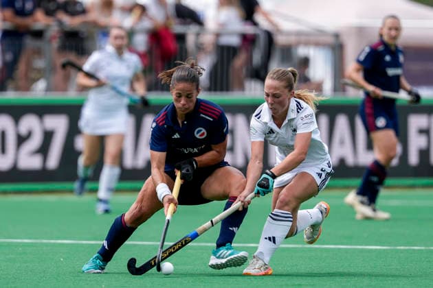 v.li.: Lucina von der Heyde (MHC, 2), Annika Schönhoff (DHC, 9), Zweikampf, Spielszene, Duell, duel, tackle, tackling, Dynamik, Action, Aktion, 31.05.2026, Bonn (Deutschland), Hockey, Deutsche Meisterschaft, Finale, Damen, Mannheimer HC - Düsseldorfer HC